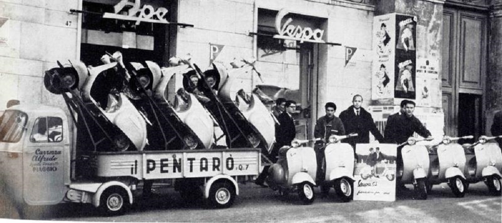Pentaro and Vespa scooters 1963 Italia